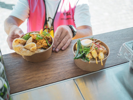 takeaway kraft paper bowl with food inside